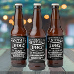 Rótulo Para Garrafa De Cerveja Idade para Perfeição Vintage Personalizada Anivers<br><div class="desc">Elevem a sua celebração de aniversário com nossa Etiqueta de Garrafa de Aroma de Aroma de Aroma Personalizada de Idade para Perfeição. Projetados para entusiastas do rock 'n roll e amantes da nostalgia clássica, essas etiquetas adicionam um toque retrô a qualquer festa de aniversário de marco. Perfeito para 21 rua,...</div>