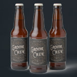 Rótulo Para Garrafa De Cerveja Legal Festa Personalizada de Bachelor<br><div class="desc">Estas etiquetas de garrafas de cerveja personalizadas e únicas irão adicionar um toque pessoal à sua despedida de solteiro. O legal design de safra apresenta a frase "Tripulação do Alcance" escrita em letras antigas e cercada por elementos de vintagem. Personalize o texto na parte superior e inferior para adicionar o...</div>