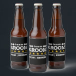 Rótulo Para Garrafa De Cerveja Padrinho de casamento Personalizado do Grupo<br><div class="desc">Elevem a despedida de solteiro ou a celebração de casamento com estas etiquetas de garrafas de cerveja personalizadas do "Team Groom". Apresentando um fundo preto elegante, sotaques de boliche, estrelas douradas e nomes de padrinhos de casamento personalizados, essas etiquetas adicionam um toque de na moda e diversão a qualquer evento...</div>
