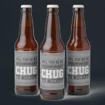 Rótulo Para Garrafa De Cerveja Padrinho de casamento Proposta de Chug para Aceita<br><div class="desc">Começar a celebração do casamento em estilo com rótulos engraçados de garrafas de cerveja com proposta de padrinho de casamento. Como eles vêm em conjuntos de seis, uma ideia para adicionar nomes personalizados é escrever à mão com uma caneta branca, cinza ou negra. Design apresenta um plano de fundo de...</div>