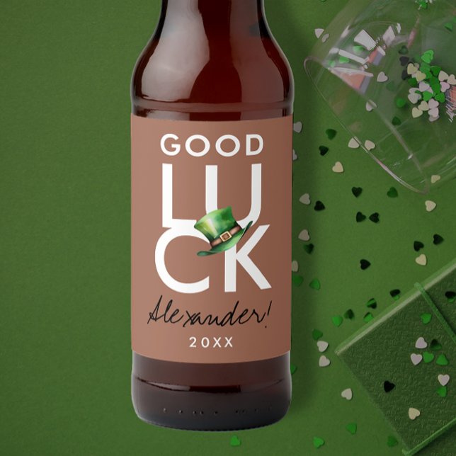 Rótulo Para Garrafa De Cerveja Trendy Modern Luck Mocha Brown Green Irish Hat (Criador carregado)