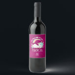 Rótulo Para Garrafa De Vinho Funny Unicorn dizendo magia AF<br><div class="desc">Rótulo do frasco com um design humorístico. Uma pipoca dormindo com rico e rabo. Deocrata com um trio de estrelas. Um arco-íris arcado por cima. Uma coroa circular composta por nuvens, corações e flores para um talho feminino adicional. A tipografia diz Magical AF. Humor e fofo. O fundo é uma...</div>