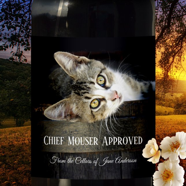 Rótulo Para Garrafa De Vinho Rótulo de Vinho de Gato Engraçado de Casa (Wine label featuring a cute kitten lying on a wine barrel with your own funny texts)