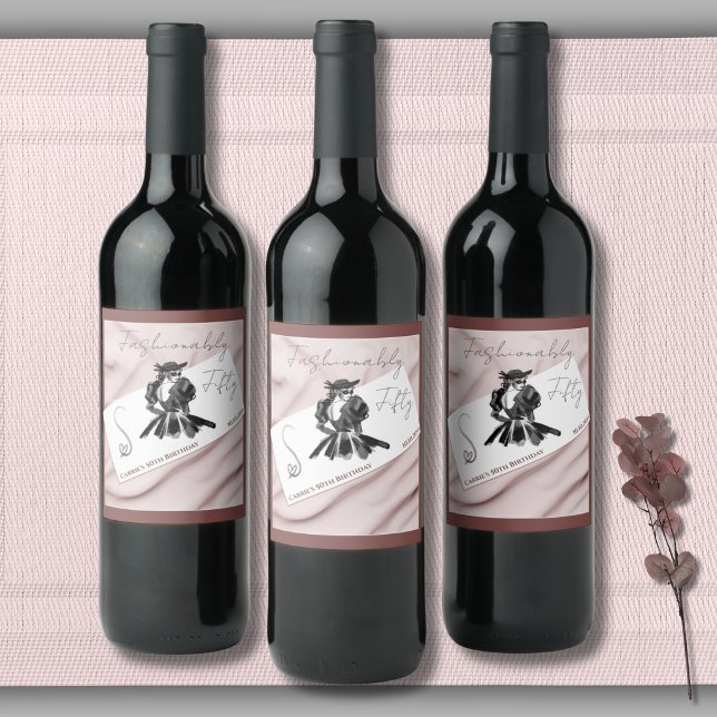 Rótulos de Garrafa de Vinho Chic Couture Fashionab (Chic Fashionably Fifty wine bottle labels with couture fashion sketch and terracotta frame.)