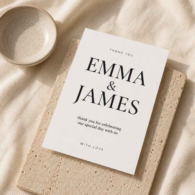 RSVP Cartão de Agradecimento de Tipografia Vertical Edi (Elegant editorial thank you card with oversized typography and timeless minimalist styling.)