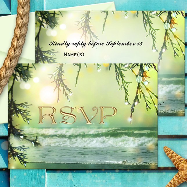 RSVP Cartão de Confirmação de Casamento Sparkling Light (RSVP card with an image of a magical beach with sparkling lights in warm yellow green and teal light)