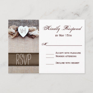 RSVP de Casamento de Iniciais Cardíacas em Burlap 