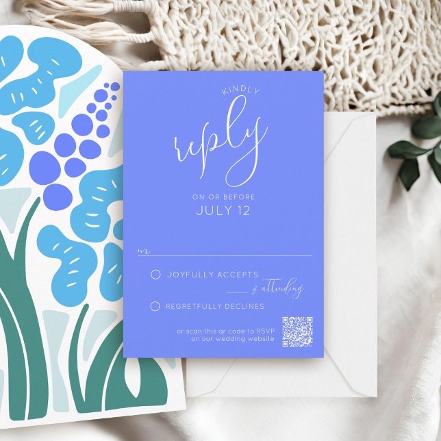 RSVP de Convite de Casamento de PURPLE Floral Simp (Simple violet purple script formal QR code RSVP card sky blue retro boho floral arch wedding invite)