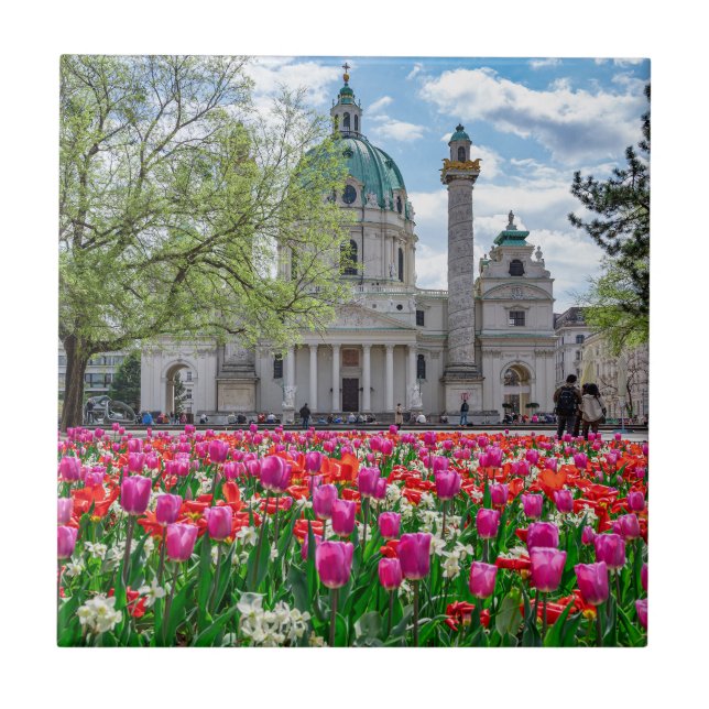 Rua. Charles Church em primavera em Viena, Áustria (Frente)