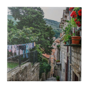 Rua de pedra estreita em Dubrovnik