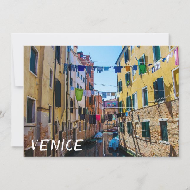 Rua em Veneza com roupa lavada com roupa lavada na (Frente)