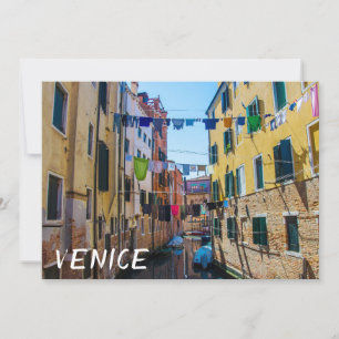 Rua em Veneza com roupa lavada com roupa lavada na