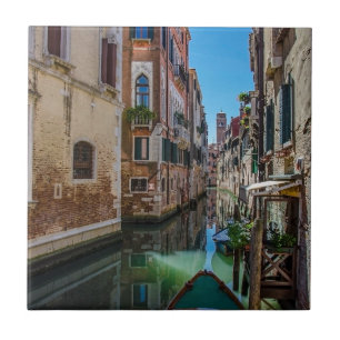 Rua estreita com canal em Veneza