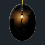 Rua Lanterna Noturna Ornamento Oval<br><div class="desc">Lâmpada romântica,  Espanha fotográfica do Lanterna Noite</div>