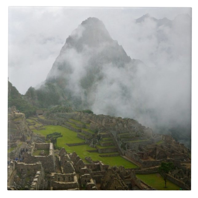 Ruínas antigas de Machu Picchu com os Andes (Frente)