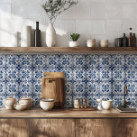 Russo Azulejo Azul Branco-Mediterrâneo<br><div class="desc">Belos azulejos mediterrânicos, azuis e brancos, inspirados em padrões portugueses do Azulejo, com uma ilustração original de flores elegantes e de motivos naturais. Com seu design moderno, porém clássico e rústico com detalhes intrincados, esses azulejos são perfeitos como fundos da cozinha ou paredes de sotaque em uma sala de jantar....</div>