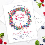 Rustic Boho Berry Sweet Summer 40º Convite<br><div class="desc">A tempo do Verão de 2024, a nossa nova marca de Verão de Berry Bliss. O patriotismo vermelho, branco e azul encontra-se com o Rustic Boho Chic. Morangos, framboesas e mirtilos de fundo branco criam uma vibração patriótica nesta coroa botânica de bagas. Berry Sweet está escrito em um roteiro vermelho...</div>