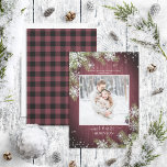Rustic Burgundy Snowflake Novo Sr & Sra. Photo<br><div class="desc">Baseado no meu melhor Casamento no inverno Invitation Suite, este cartão de Natal quente e acolhedor de madeira de burgundy design apresenta sua foto favorita de casamento, e é decorado com flocos de neve com brilho prateado e galhos de pinheiro de aquarela, e uma textura de xadrez de búfalo burra...</div>