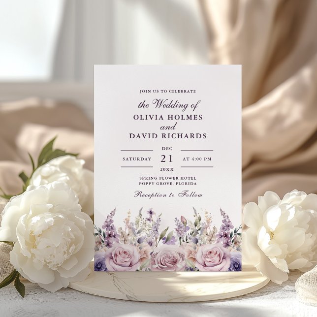 Rustic Lilac e Mauve Floral Weding Convite (Rustic Lilac and Mauve Floral Wedding Invitation on a boho table with white peonies.)