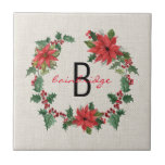Rustic Poinsettia & Holly Wreath Monogramas<br><div class="desc">Uma festiva,  poinsettia e uma coroa de Natal sagrada rodeia a inicial e o nome nesta rústica,  azulejo. Você pode personalizar facilmente seu azulejo usando a ferramenta design fácil de usar do Zazzle. O fundo é uma simples burvolta natural. Faz um presente muito pensativo. Parte de uma coleção.</div>
