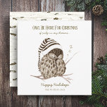 Rustic Winter Woodland | Cartão de Natal De Ave De<br><div class="desc">Cartões de Natal bonitos,  da natureza,  com a obra de arte original de uma coruja-cama balbuciana,  vestindo uma camisola antiga com a legenda "OWL BE HOME FOR CHRISTMAS,  quanto mais não seja nos meus sonhos..". O reverso é um padrão de latido de pássaros brancos no inverno.</div>