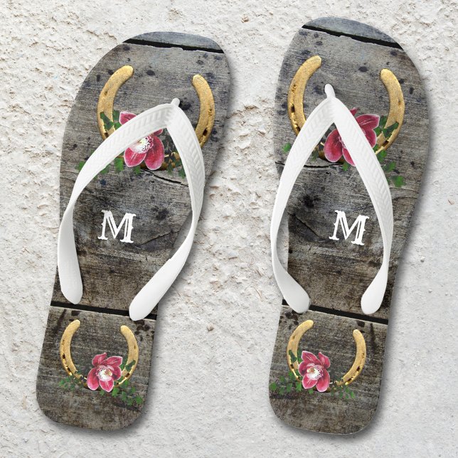 Rústico País Ferradura Chinelos Românticos (Romantic design flip flops featuring gold painted horse shoes with flowers on rustic wood - bridal)