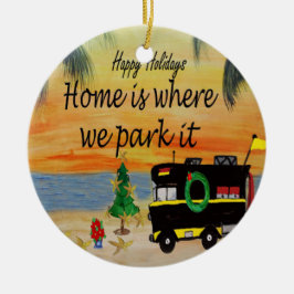 RV retro camper perto do Enfeites de natal de prai