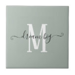 Sábio de Dito Positivo Grande Monograma Sage Inici<br><div class="desc">Sábio Inicial Do Sonho Grande Monograma. 100% personalizável. Palavras inspiradoras em um script de na moda com pinceladas sobrepostas em cima de sua versão inicial em um plano de fundo de sábio verde.</div>