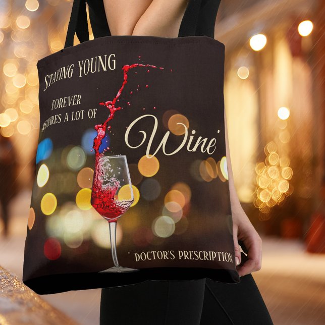 Saco de Tote com Gelado de Vinho Leve (Tote bag with a wine theme featuring a glass of swirling wine on a sparkling light night scene )