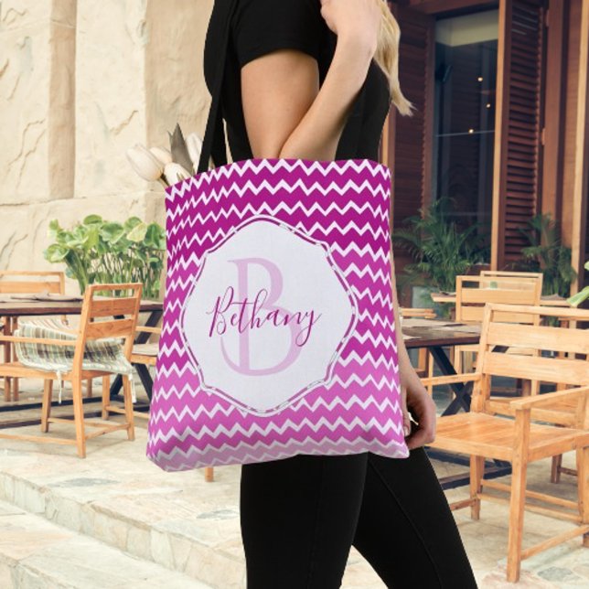 Saco de Tote Personalizado do Chevron-Rosa (Pink Ombre Chevron Personalized Monogram Tote Bag)