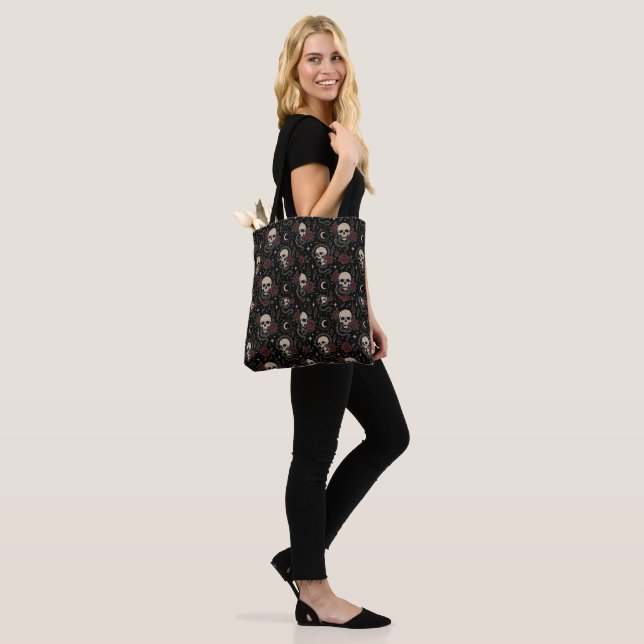 Saco Tote Crânio Gótico e Rosa Vermelha (No(a) Modelo)