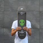 Saco voador e skate de Alienígena verde<br><div class="desc">Um skate para quem acredita ou fã de ficção científica. É decorada com uma alienígena verde,  um disco voador e uma mensagem personalizável "Acredite"! Presente perfeito para um geek!</div>