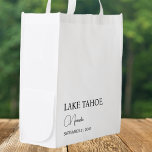 Sacola Ecológica Boas-vindas ao casamento personalizado<br><div class="desc">Apresentando nosso Destino de Casamento Personalizado Bem-Vindo Obrigado Tote Bag—uma combinação perfeita de elegância e simplicidade modernas. Projetada com uma estética minimalista, esta bolsa versátil é um presente ideal para os seus convidados de casamento ou para a sua festa de noiva. Quer você esteja querendo criar uma experiência memorável de...</div>