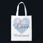 Sacola Ecológica Celebração do Amor Coração Azul Romântico Bridesma<br><div class="desc">Design romântico tradicional. Um bonito padrão cardíaco azul com um arco branco herdado no topo. Celebrar o Amor é escrito através do coração e do arco. Então a noiva e o noivo são os primeiros nomes com a data do casamento. O título da madrinha está escrito abaixo. Todo o texto...</div>