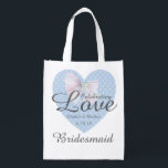 Sacola Ecológica Celebração do Amor Coração Azul Romântico Bridesma<br><div class="desc">Design romântico tradicional. Um bonito padrão cardíaco azul com um arco branco herdado no topo. Celebrar o Amor é escrito através do coração e do arco. Então a noiva e o noivo são os primeiros nomes com a data do casamento. O título da madrinha está escrito abaixo. Todo o texto...</div>