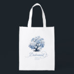 Sacola Ecológica Chinoiserie Wedding Tree Motif Bridesmaid ID1094<br><div class="desc">Esta bolsa de tote atraente tem a elegância eterno de uma paleta azul e branca clássica, um motif de árvore florescente Chinoiserie e uma bela caligrafia 'Bridesmaid'. A coleção apresenta padrões sofisticados e delicados motivos inspirados na porcelana tradicional chinesa, criando uma estética refinada e romântica. De convites lindamente projetados para...</div>