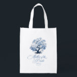 Sacola Ecológica Chinoiserie Wedding Tree Motif Mãe Noiva ID1094<br><div class="desc">Esta bolsa de tote atraente tem a elegância eterno de uma paleta azul e branca clássica, um mote florescente Chinoiserie e uma bela caligrafia "Mãe da Noiva". A coleção apresenta padrões sofisticados e delicados motivos inspirados na porcelana tradicional chinesa, criando uma estética refinada e romântica. De convites lindamente projetados para...</div>