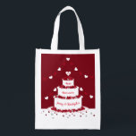 Sacola Ecológica design do bolo de aniversário de casamento ruby<br><div class="desc">Saco de presente de tecido de aniversário de casamento do Ruby Personalizado. Esta bela bolsa é o presente perfeito para uma mãe ou esposa no seu 40º ano de casamento. Esta design mostra um bolo de três camadas sobre um fundo vermelho escuro, cercado por pétalas cardíacas e bunting. O bolo...</div>