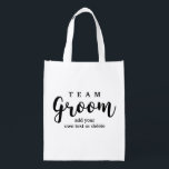 Sacola Ecológica Favores modernos do casamento do noivo da equipe<br><div class="desc">TEAM favores do noivo para seus padrinhos de casamento e festa de casamento. Personalize adicionando um nome, uma data, um lugar, etc. Pode igualmente mudar do "ao pelotão noivo", do "ao grupo" etc. noivo perfeito para obter sua "equipe" excitada sobre sua celebração grande do casamento - igualmente faz um grande...</div>