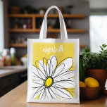 Sacola Ecológica Margarida Branca e Amarela com Texto Personalizado<br><div class="desc">Uma peça de arte dúzia e caprichosa,  hipster. Você pode adicionar um nome,  monograma ou outro texto personalizado. Se você precisar mover a arte ao redor,  clique no botão personalizar para fazer alterações.</div>