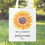 Sacola Ecológica Reunião Personalizada da Família<br><div class="desc">Esta bolsa de compra reutilizável da Reunião Familiar é decorada com um girassol amarelo. Facilmente personalizável. Use a opção Personalizar Mais para alterar o tamanho, o estilo ou a cor do texto. Porque nós criamos a nossa trabalho de arte, você não encontrará esta imagem exata de outros designers. Original Watercolor...</div>