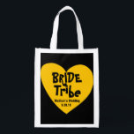 Sacola Ecológica Tribo Legal de Noiva Amarela Funky<br><div class="desc">Um coração amarelo ousado realmente pop sobre um fundo preto. A carta engraçada soletra a "Tribo Bride". O nome da noiva e a palavra casamento estão abaixo,  depois a data. design legal e moderna. Você pode alterar todo o texto e a cor do fundo.</div>