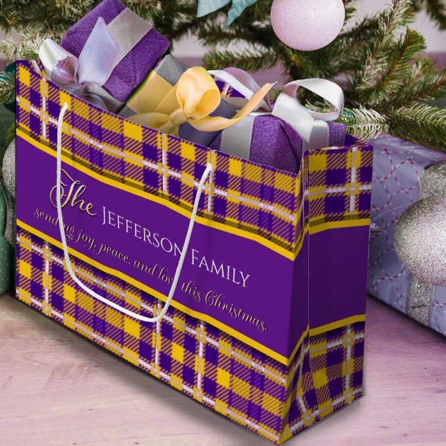 Sacola Para Presentes Grande A paz de Natal ama o tartan amarelo roxo (In situ , the gift bag under a Christmas tree filled with presents.)