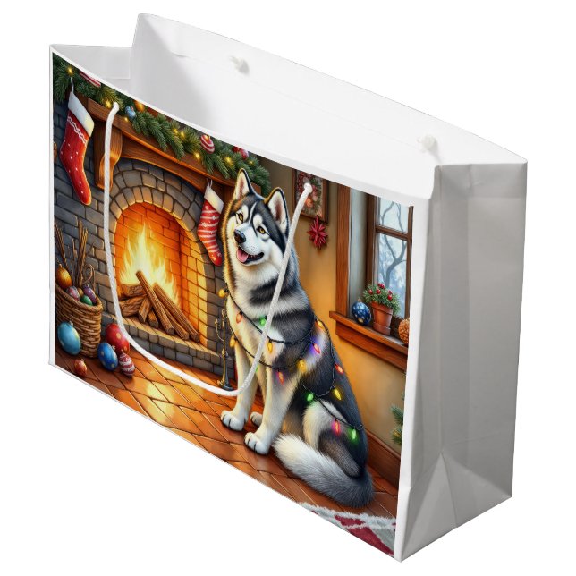 Sacola Para Presentes Grande Alaskan Malamute Fireplace with Christmas Lights (Frente inclinada)