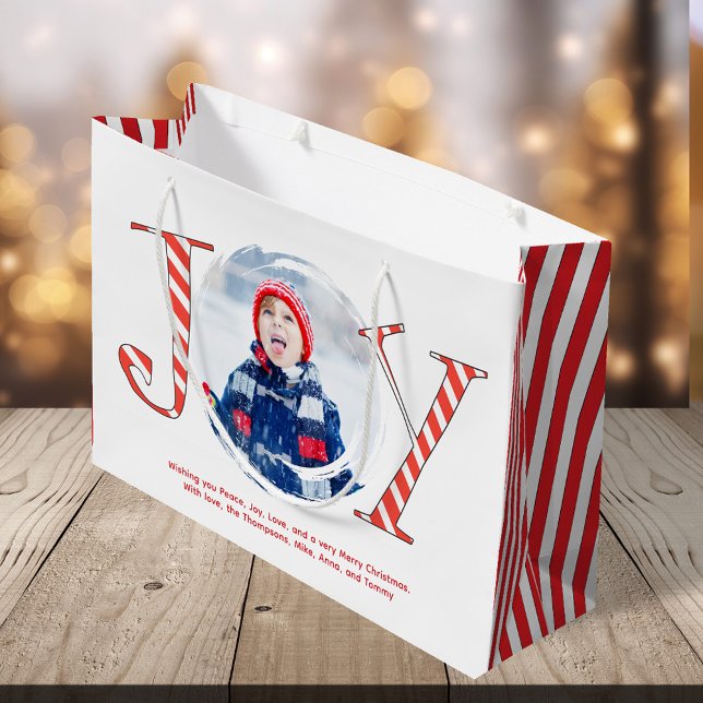 Sacola Para Presentes Grande Alegria de Natal Vermelha e Branca Personalizada (Christmas Joy Typography Photo Large Gift Bag. With red and white candy cane stripes.)