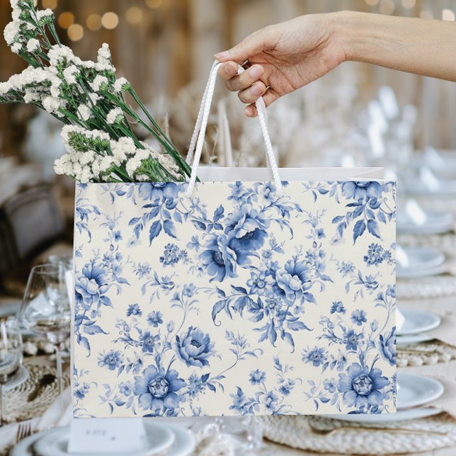Sacola Para Presentes Grande Algo Azul Floral Toile Francês Chinoiserie (Something Blue Floral French Toile Chinoiserie Large Gift Bag)
