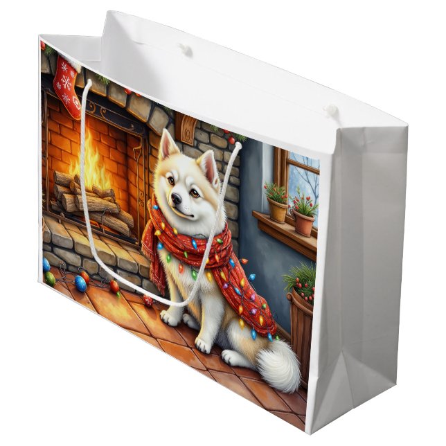 Sacola Para Presentes Grande American Eskimo Fireplace with Christmas Lights (Frente inclinada)