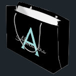 Sacola Para Presentes Grande Aqua Teal Blue Script Girly Monographic Name<br><div class="desc">Black and Aqua Teal Blue Simple Script Name Gift Bag. Isto faz o doce e perfeito presente de 16 anos,  casamento,  chá de panela,  aniversário,  chá de fraldas ou festa de solteira para alguém que ama luxo de glama e estilos quíticos.</div>