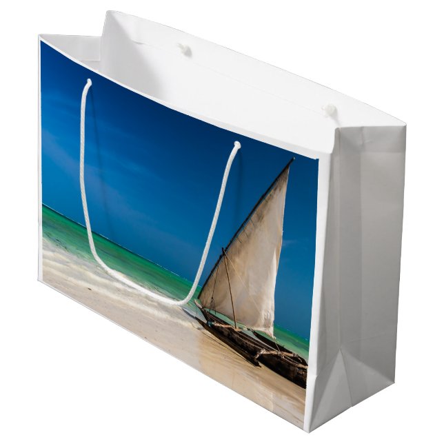 Sacola Para Presentes Grande Barcos de pesca tradicionais na praia (Frente inclinada)