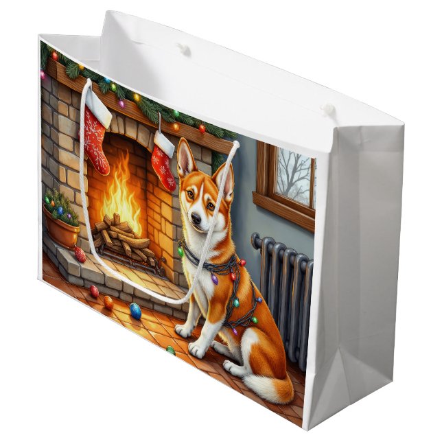 Sacola Para Presentes Grande Basenji Sitting by Fireplace with Christmas Lights (Frente inclinada)